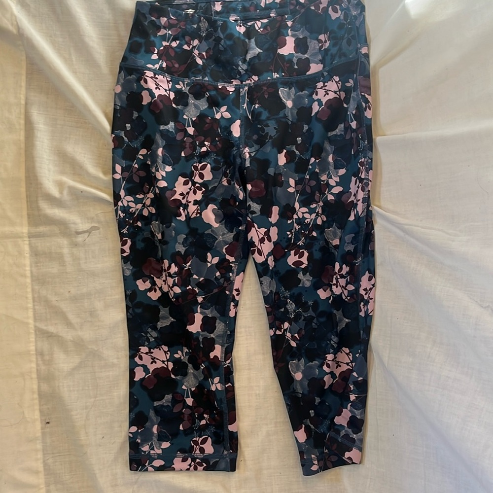 Capri leggings with flowers on them super comfy